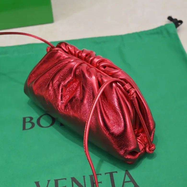 Batch 1260 #𝐓𝐇𝐄 𝐏𝐎𝐔𝐂𝐇 Golden Small Cloud Bag The exciting cloud bag ☁️ has been upgraded again ❕blingbling✨ The clouds are super eye-catching! ☁️Yunduo's bag shape and the sheepskin material upper design are really cute and rustic, and the stunning beauty is irresistible. The Nappa lambskin lining is high-end and exquisite, which makes the seemingly ordinary Yunduo feel more luxurious, and the sense of high-end is overwhelming. It is so awesome💥 Size: 23*13, model: 6671